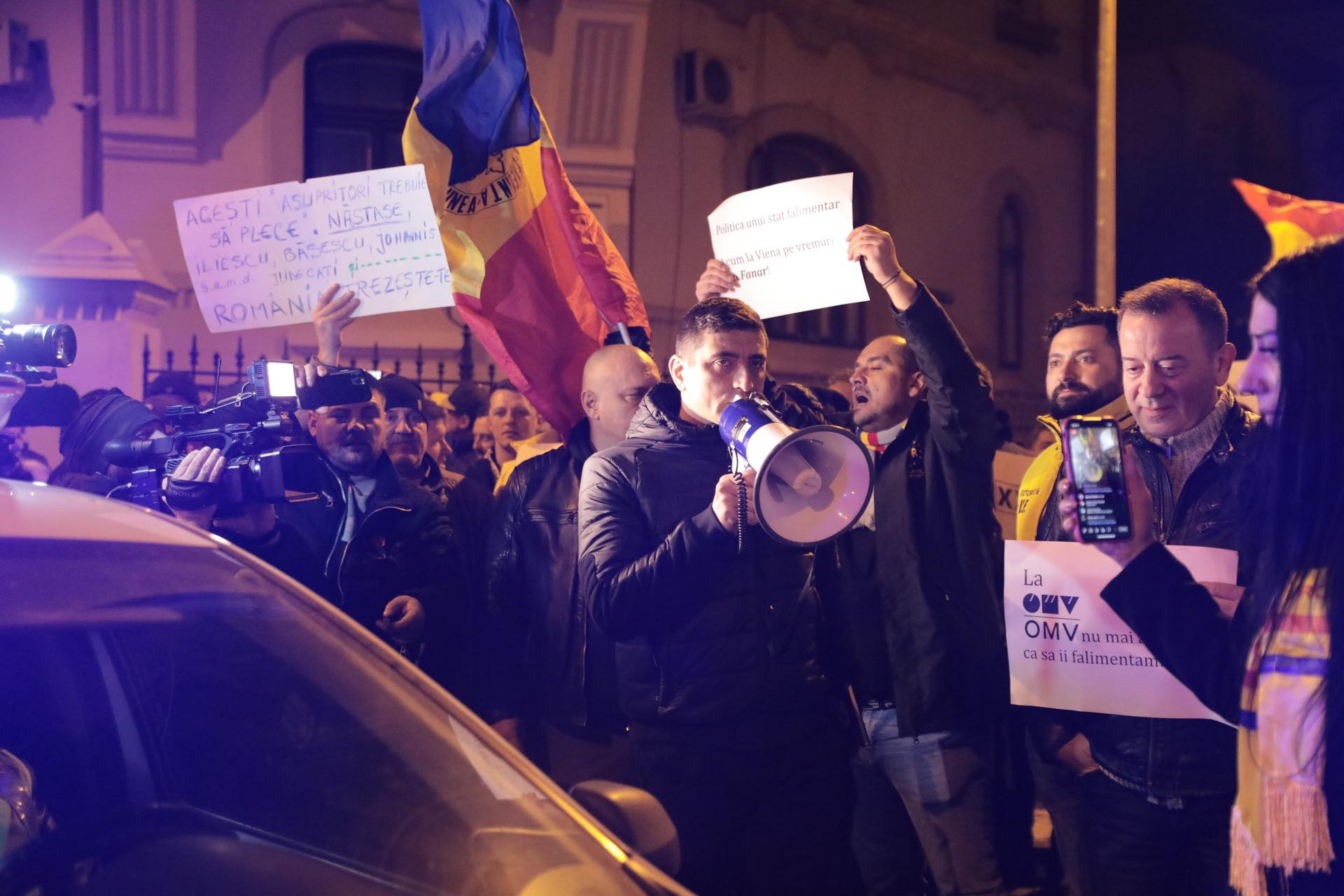 Protest AUR la ambasada Austriei din București. George Simion și simpatizanții săi, scandări împotriva politicienilor din coaliție
