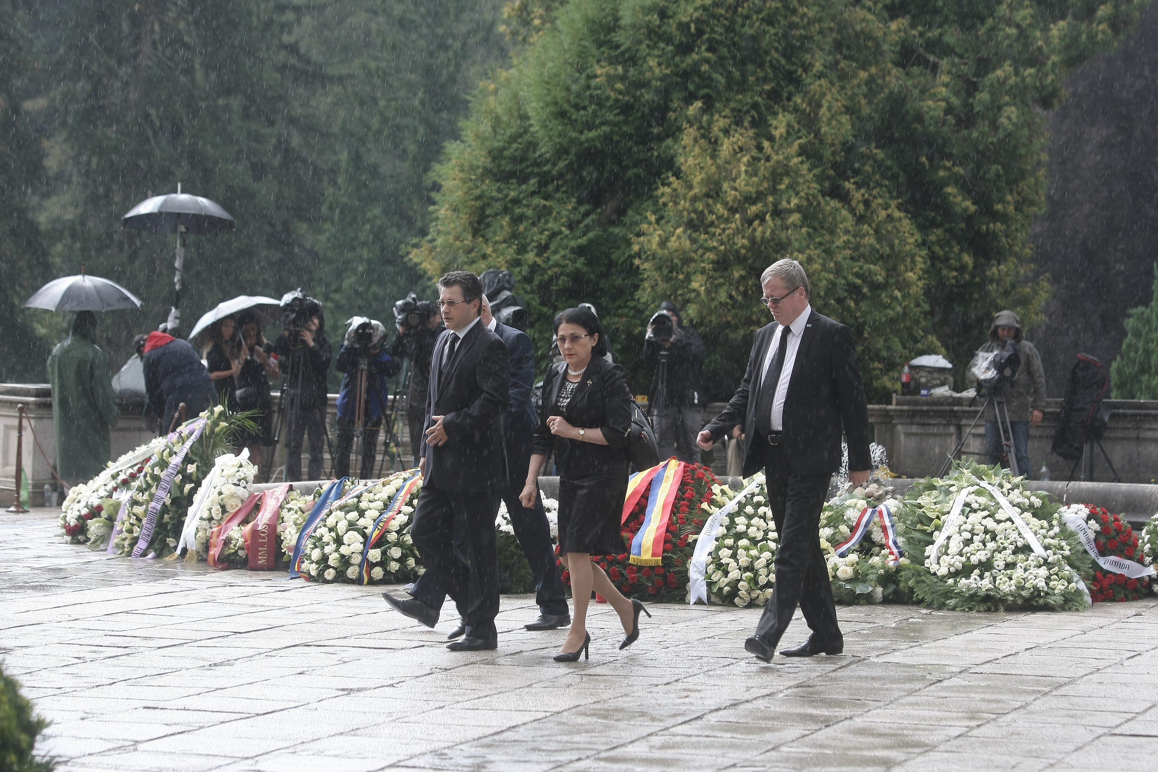 Înmormântarea Reginei Ana. Reprezentanții Caselor Regale au venit cu autocarul, preoții cu limuzina