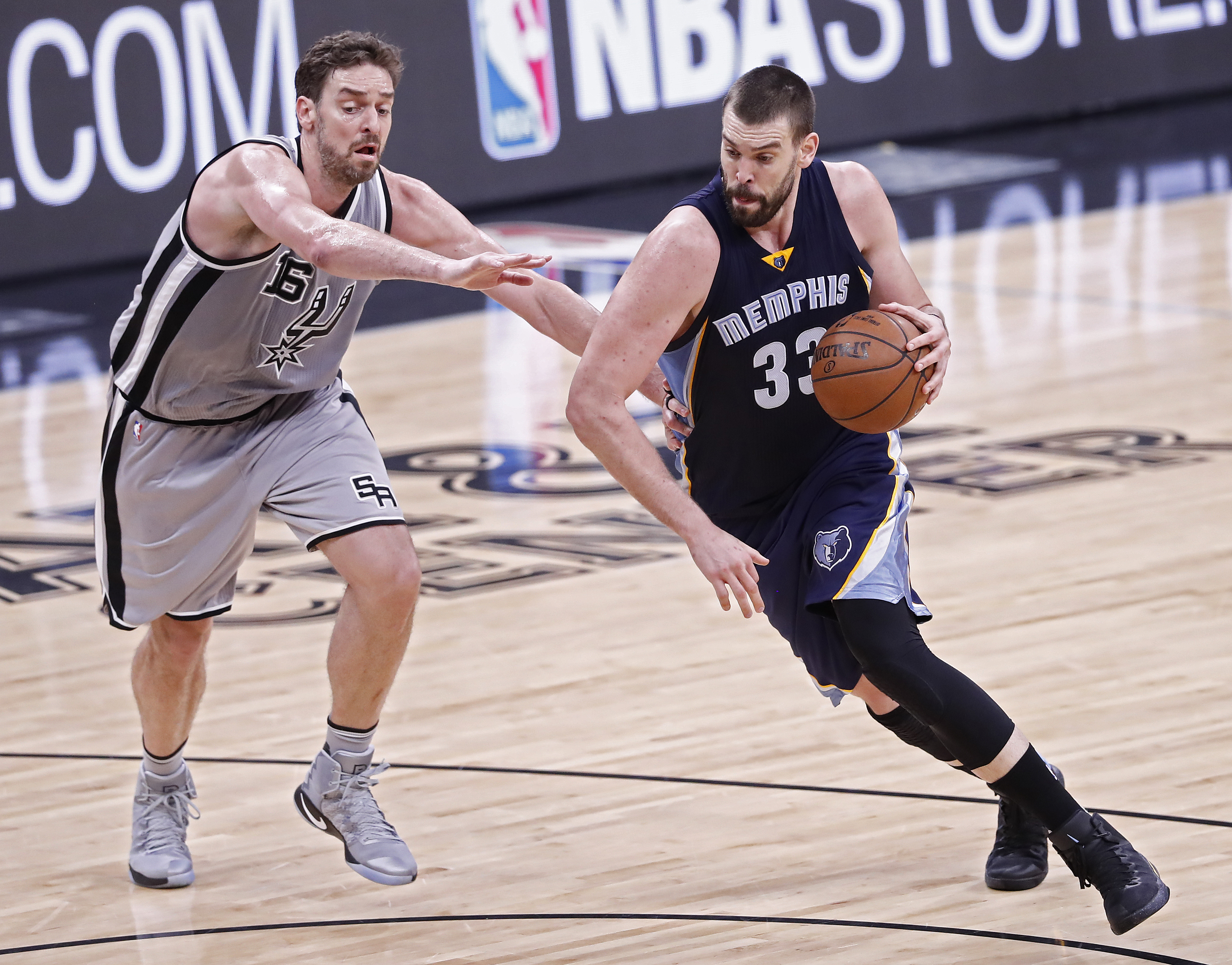 Amintirile lui Marc Gasol despre România. ”Unde e capacul de WC? Unde e capacul de WC”. Povești de la Ploiești. Întâlnirea celui mai bine plătit jucător european din NBA cu idolul său. Ibericul e la Cluj-Napoca