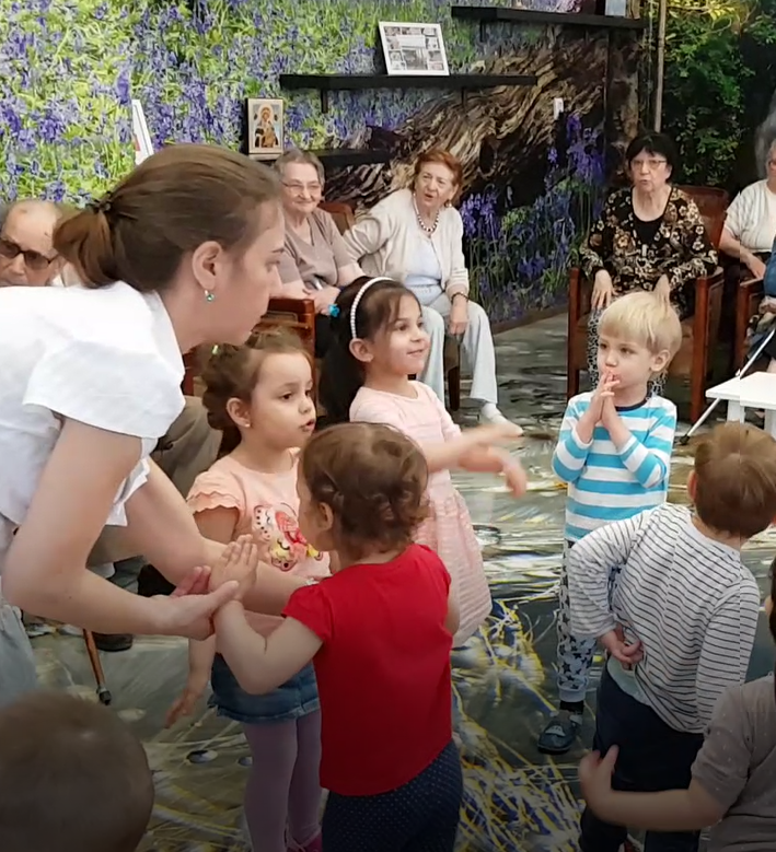 REPORTAJ / Mărioara Mihăilă, centenara nostalgică după Turnul Eiffel și rochia de voal. ”Duc greu în spate cei 100 de ani” - VIDEO