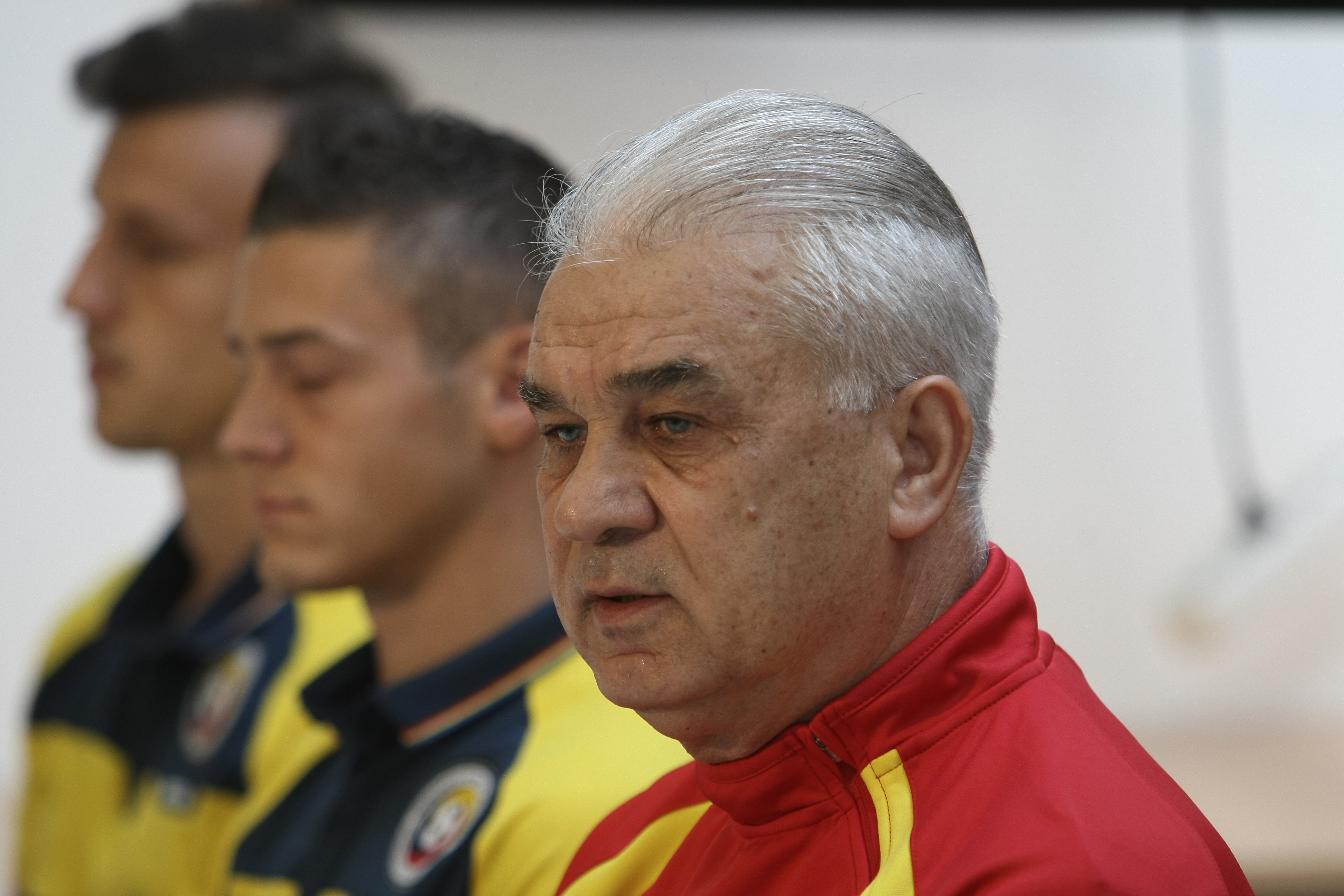PRELIMINARIILE EURO 2016, ROMÂNIA - GRECIA (luni, ora 21.45, TVR 1) / Puiu e nervos. A plecat brusc din conferința de presă. Nu știe dacă va fi lăsat la cârma naționalei, ^dacă va califica echipa la turneul final din Franța. Ce au declarat tricolorii la Mogoșoaia / GALERIE FOTO