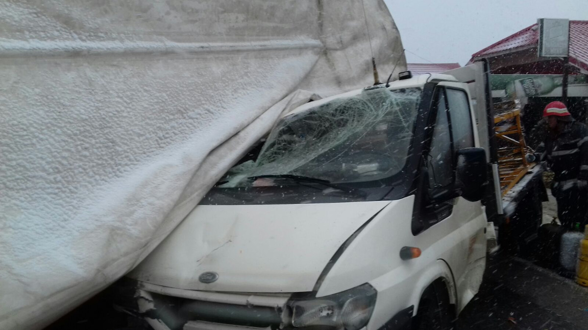 Un TIR s-a răsturnat peste o mașină care transporta butelii pline cu gaz, în județul Constanța/VIDEO&FOTO