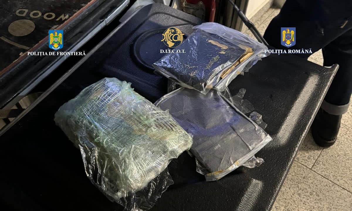 Un bărbat a fost arestat de polițiștii din Oradea, după ce a ascuns două kilograme și jumătate de cocaină în caroseria mașinii