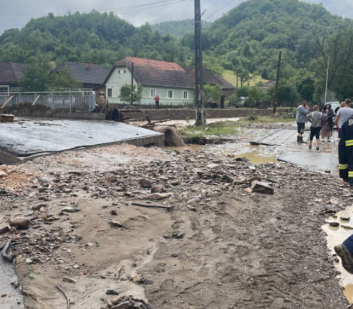 Viituri în județul Arad: bărbat luat de ape, găsit mort la 5 km de casă. „O catastrofă de asemenea amploare nu a mai fost aici”. Bilanțul anunțat de autorități