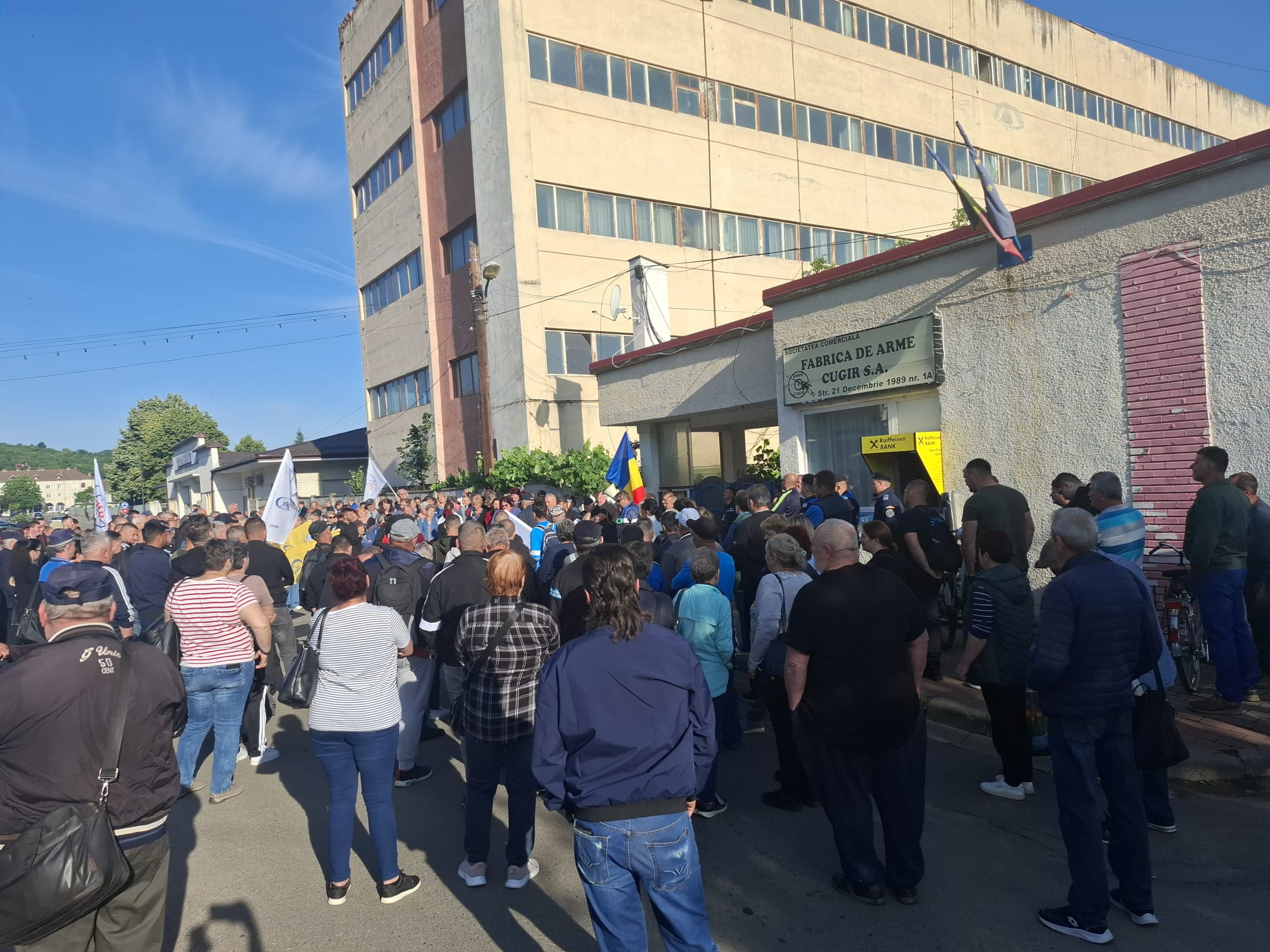 Proteste din cauza legii salarizării: sindicaliștii SANITAS, angajații de la Fabrica de Arme Cugir, ANAF și magistrații se revoltă
