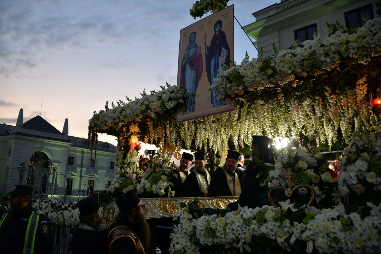Peste 25.000 de oameni, la slujba de joi a pelerinajului de Sfânta Parascheva. Racla cu moaște, însoțită de militari pe Calea Sfinților