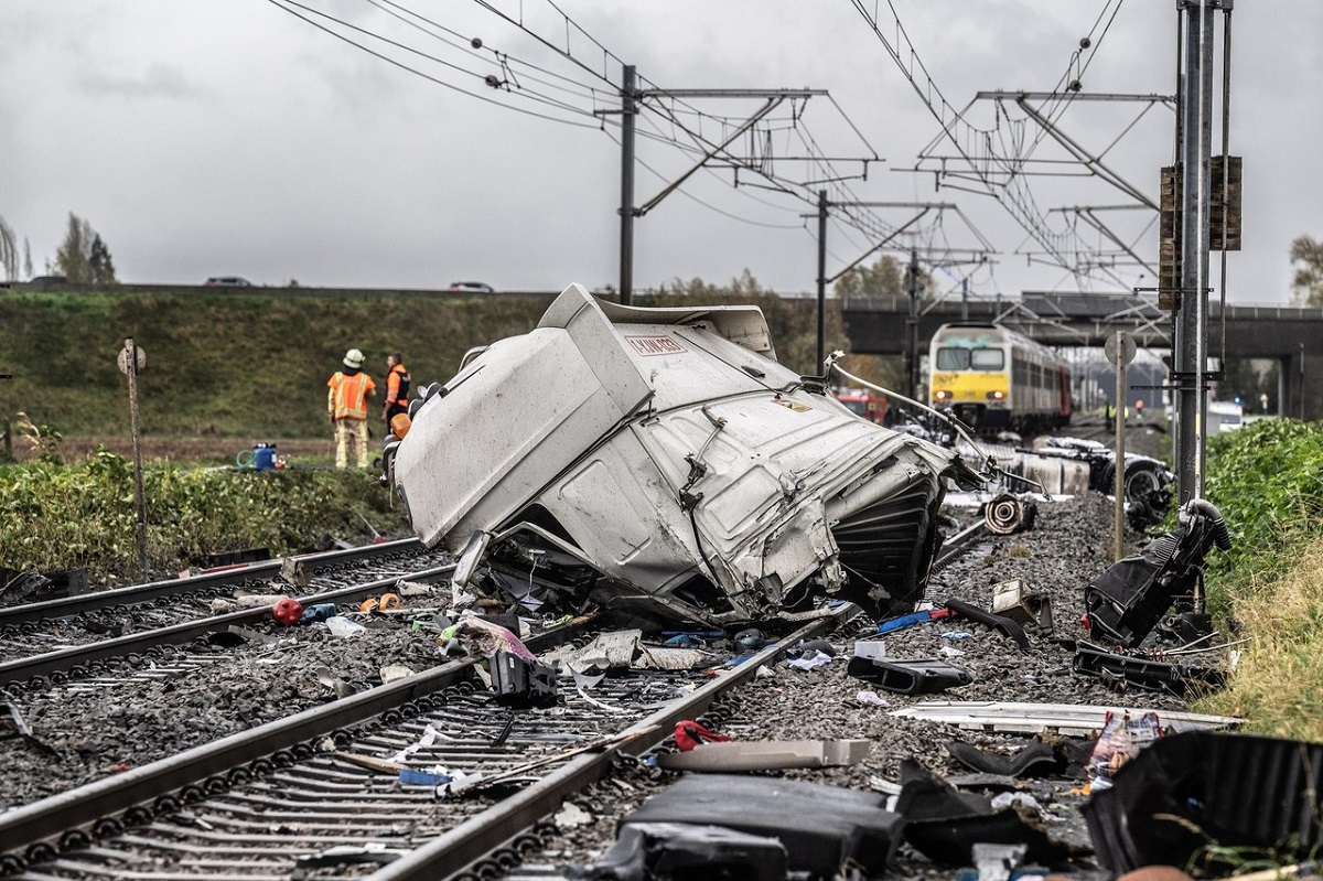 Momentul în care un camion este spulberat de un tren care s-a oprit după 350 de metri, în Belgia: „Arăta ca după bombardament”