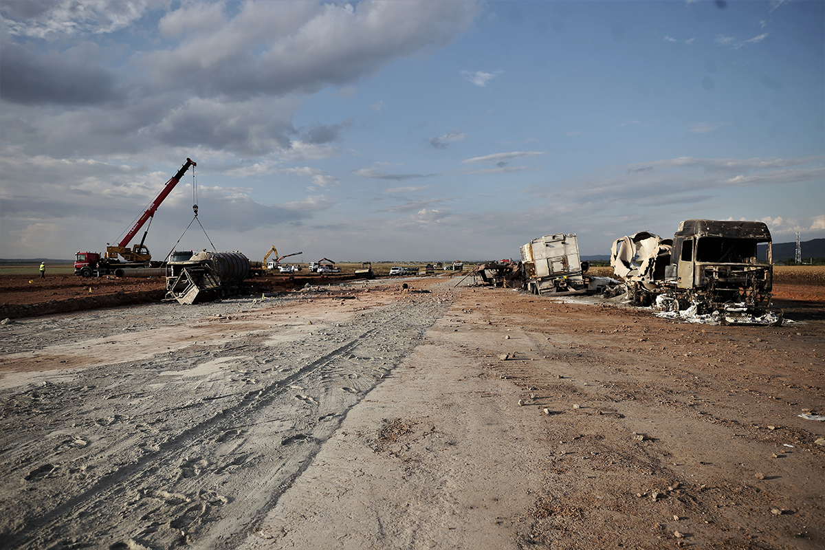 REPORTAJ. Familiile laudă salariile și disciplina de pe șantierele de la Autostrada Moldovei, dar critică condițiile de muncă: „De ce mint că sunt trei schimburi? Sunt două ture, de 12 ore” 