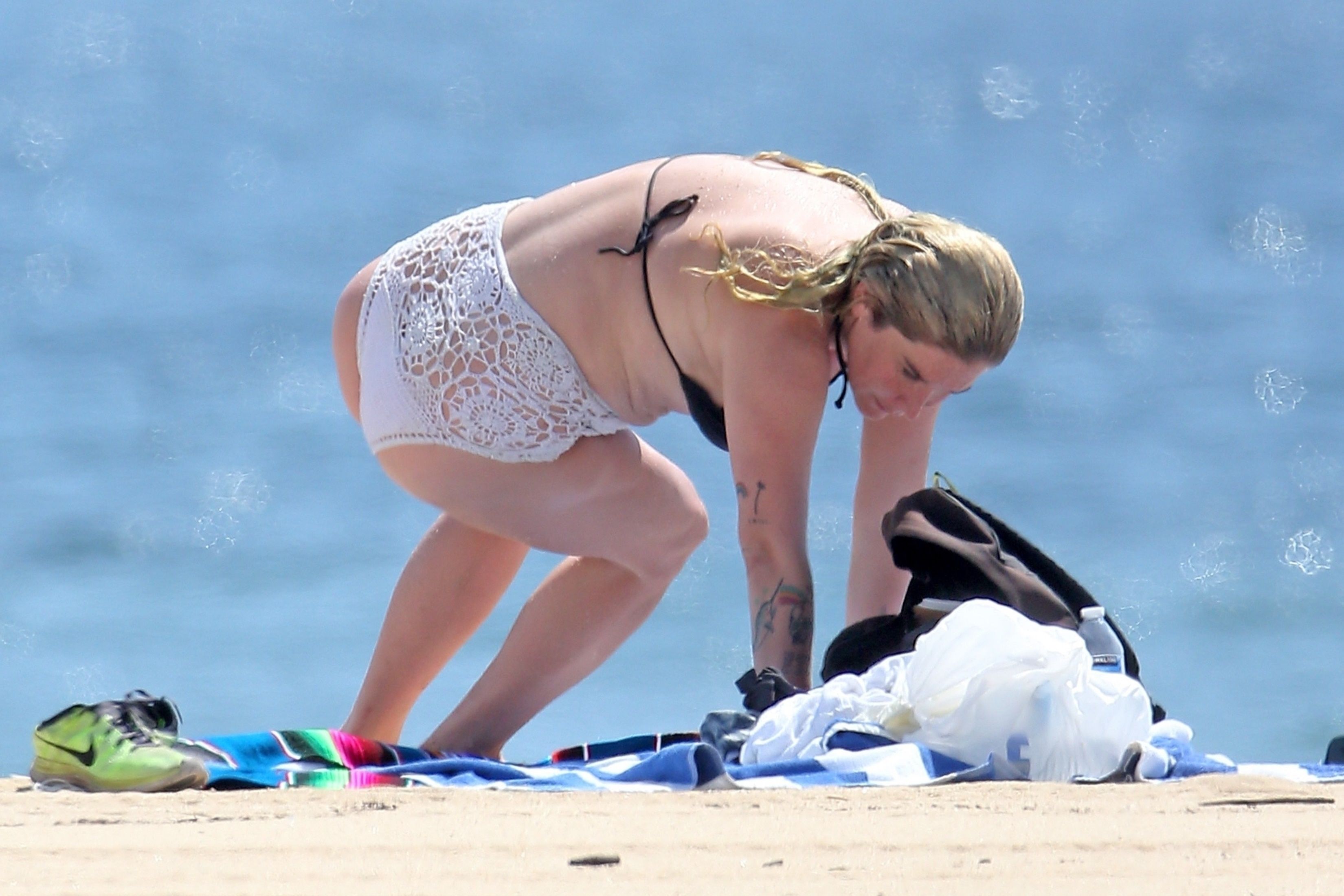 Cântăreața Kesha, în costum de baie. Cum s-a afișat la plajă în Mexic | FOTO
