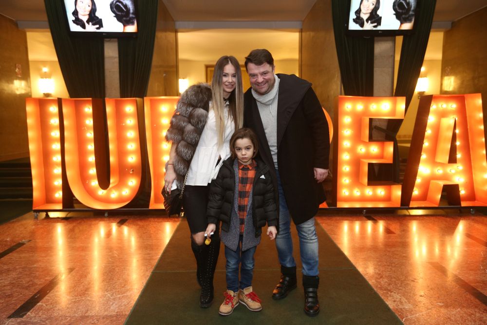 FOTO&VIDEO EXCLUSIV/”Aievea” la Sala Palatului. Surorile și nepoțelul Andrei au făcut galerie, părinții au lăcrimat!