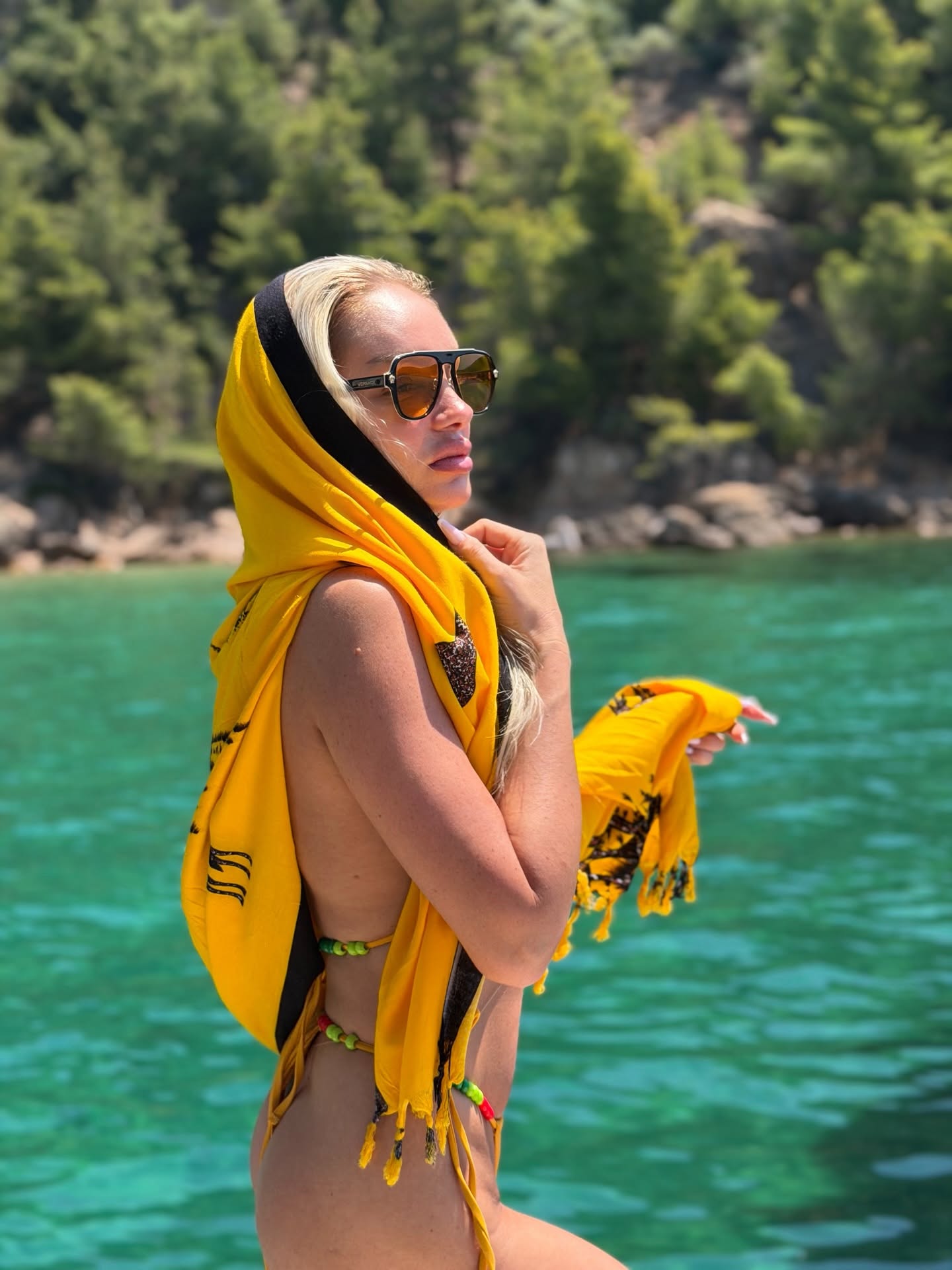 Imagini cu Maria Constantin într-un costum de baie minuscul. Artista își petrece vacanța în Thassos, Grecia