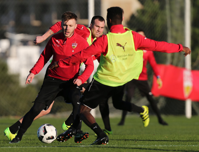 Alexandru Maxim face pe cameramanul în cantonamentul lui VfB Stuttgart. Tricolorul, titular în amicalul cu Duisburg | GALERIE FOTO