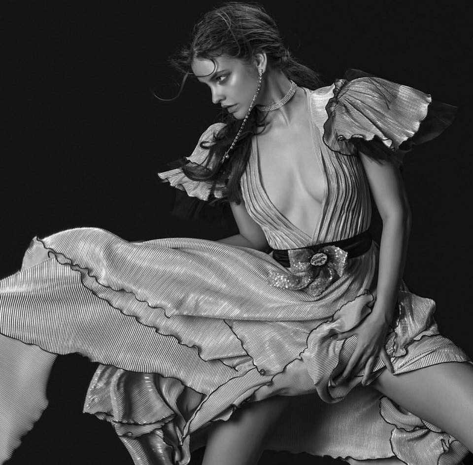 Cine este Dora Abodi, designerul ale cărui creații sunt purtate de Taylor Swift, Bad Bunny sau Jaden Smith, care a dus Transilvania la Grammy: „Conexiunea mea cu România este una profundă și personală”