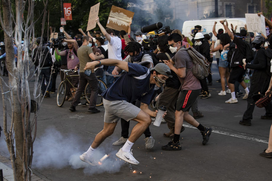 Trump amenință cu intervenția armatei pentru a pune capăt protestelor violente provocate de moartea lui George Floyd: “Voi rezolva rapid problema”