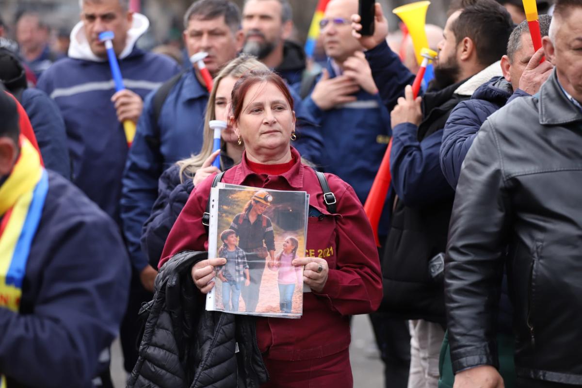 Fanii lui Călin Georgescu au spart barajul la protestul de la Guvern. Bătaie între mineri și jandarmi la finalul manifestației