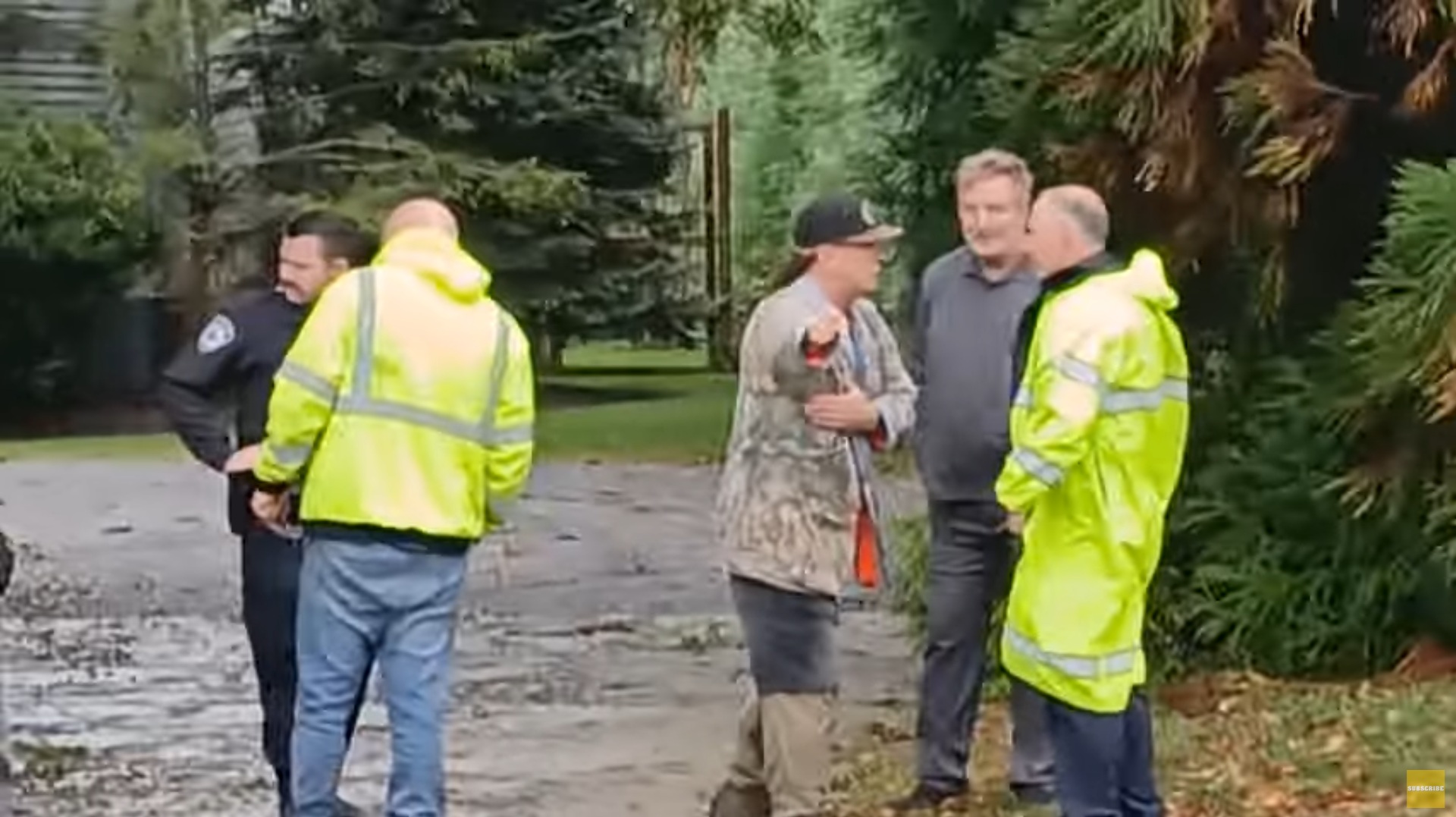 Primele imagini cu Alec Baldwin după ce a intrat cu mașina într-un copac. Cine se afla alături de el