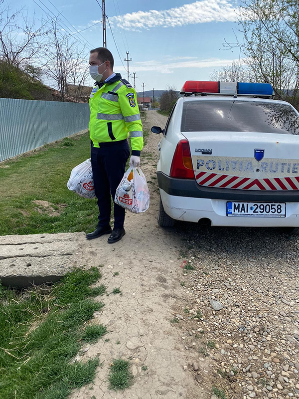 Gest emoționant în ajunul Paștelui. Ce au făcut polițiștii din Vaslui după ce o bătrână a sunat plângând la 112 și a spus că nu are ce mânca