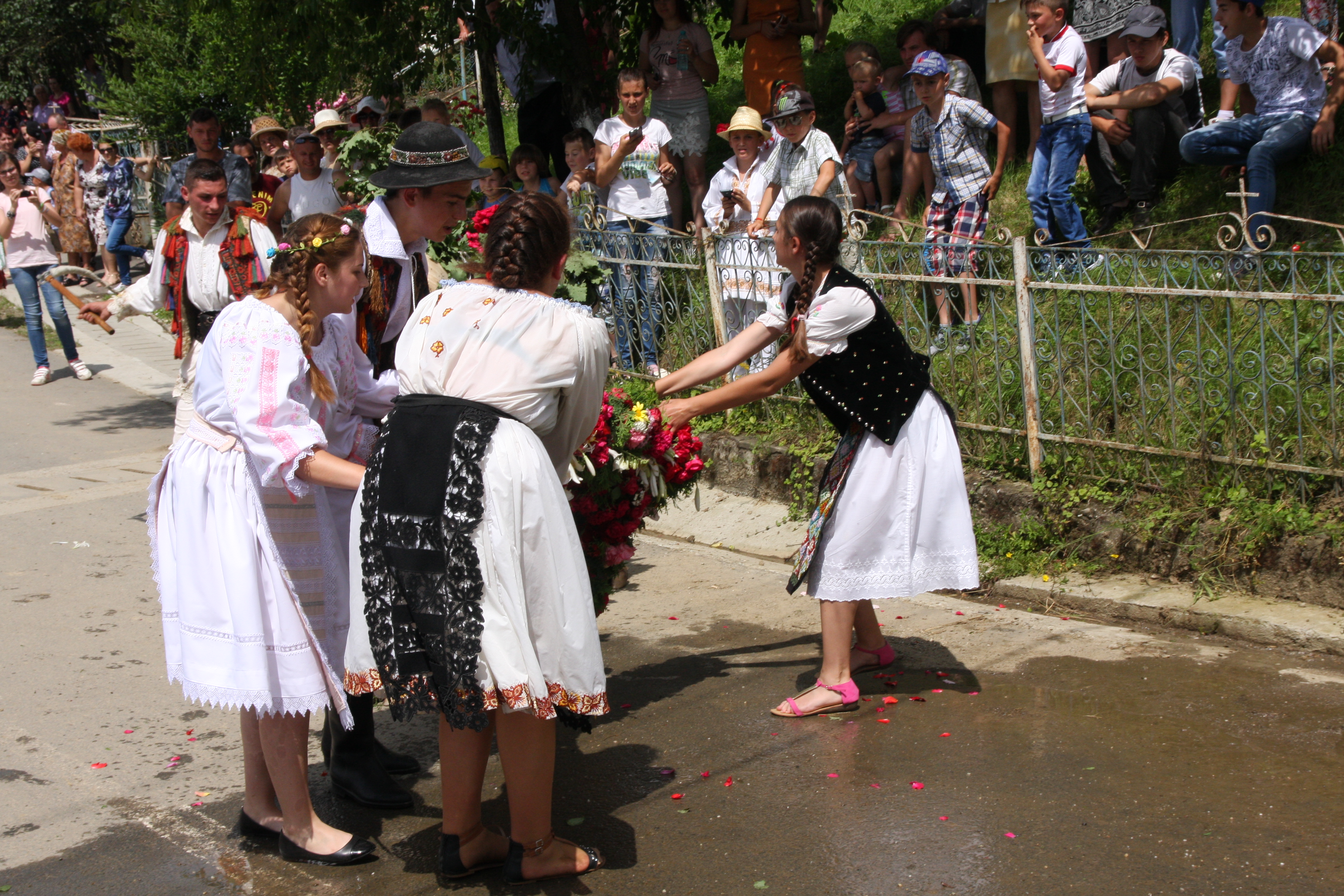 Val de nunţi la Figa după ce fetele au prins boul de Rusalii | GALERIE FOTO