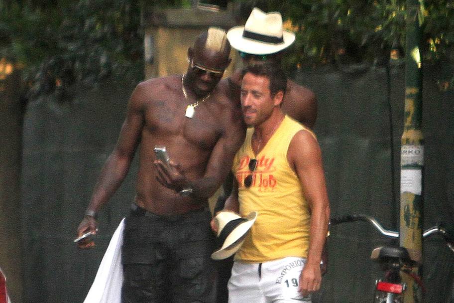 Balotelli, la mare cu prietenii și cu două fete! ^O ”traduce” pe Fanny?