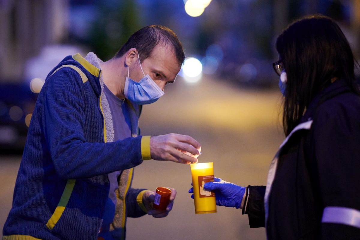 VIDEO | Voluntarii au împărțit Lumina Sfântă credincioșilor pe străzi
