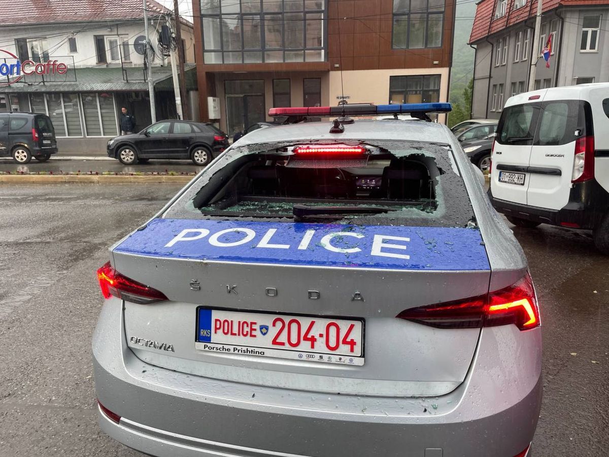 Militari NATO și protestatari sârbi, răniți în confruntările din Kosovo. SUA și UE fac apel la calm, Belgradul și-a plasat armata în alertă
