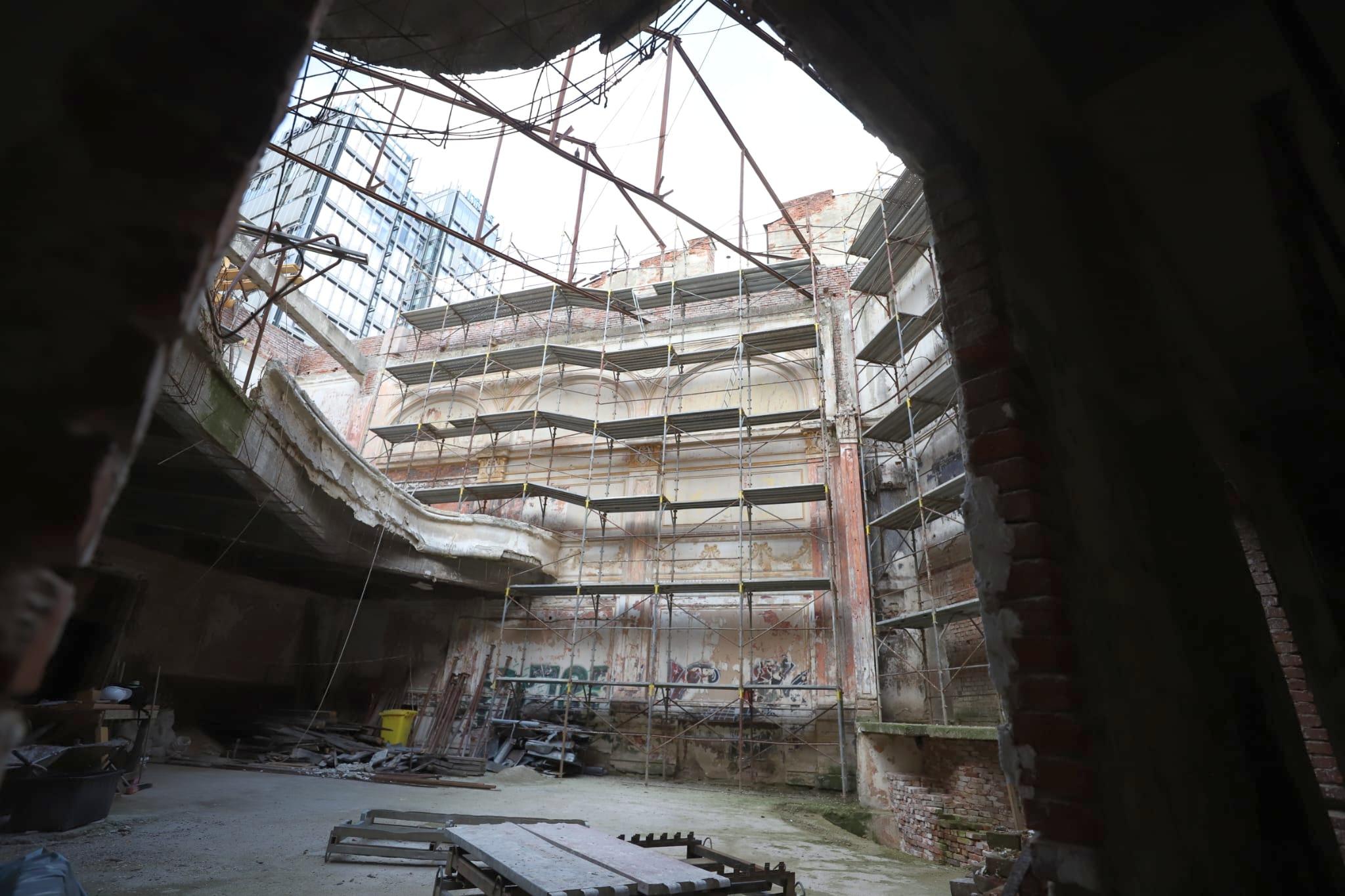 Am intrat pe șantier! Renaște cinematograful Marconi, monumentul istoric abandonat la Gara de Nord. Inaugurare specială cu șuncă, șpriț și țuică