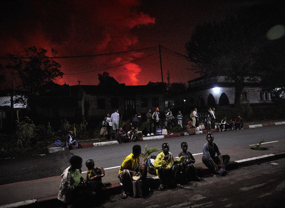 Unul dintre cei mai periculoși vulcani a erupt. Imagini cu râul de lavă care se îndreaptă către zonele locuite