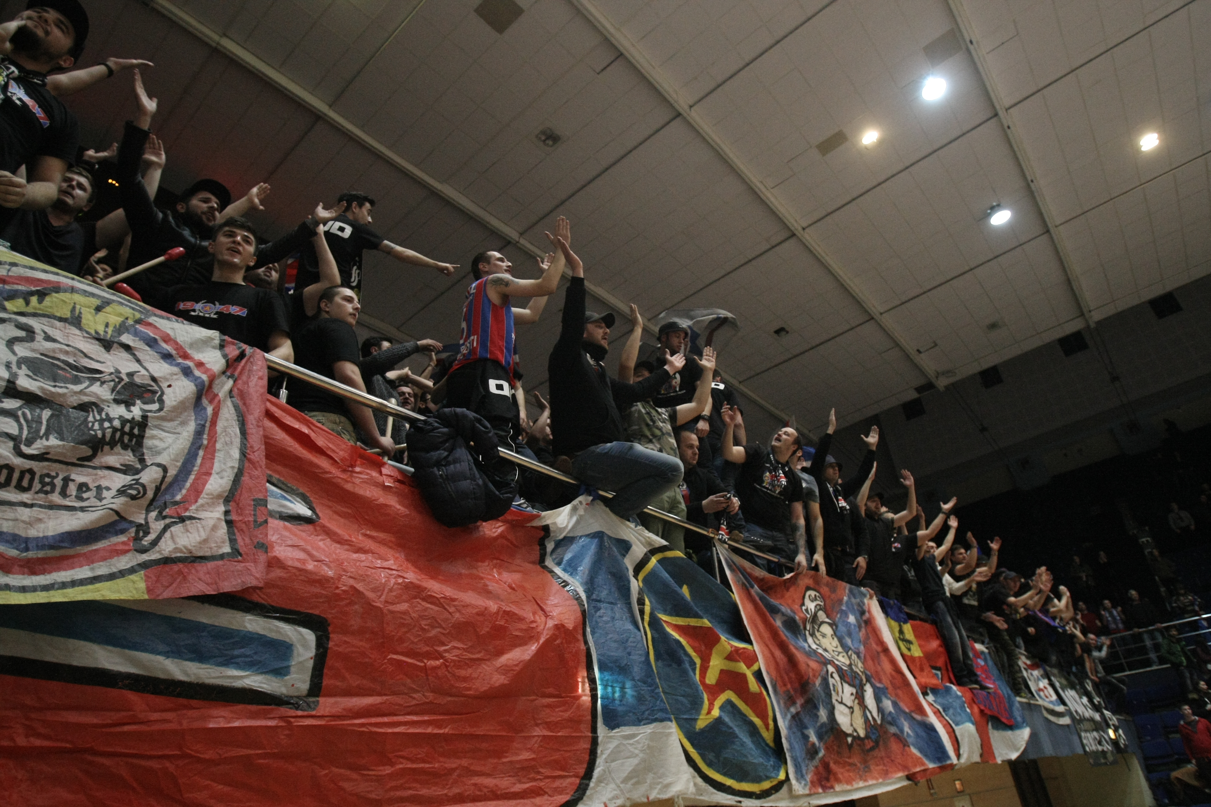 Steaua a învins la limită în eternul derby cu Dinamo. Roș-albii, 15 aruncări de 3 puncte degeaba! O fetiță a cântat imnul național / GALERIE FOTO