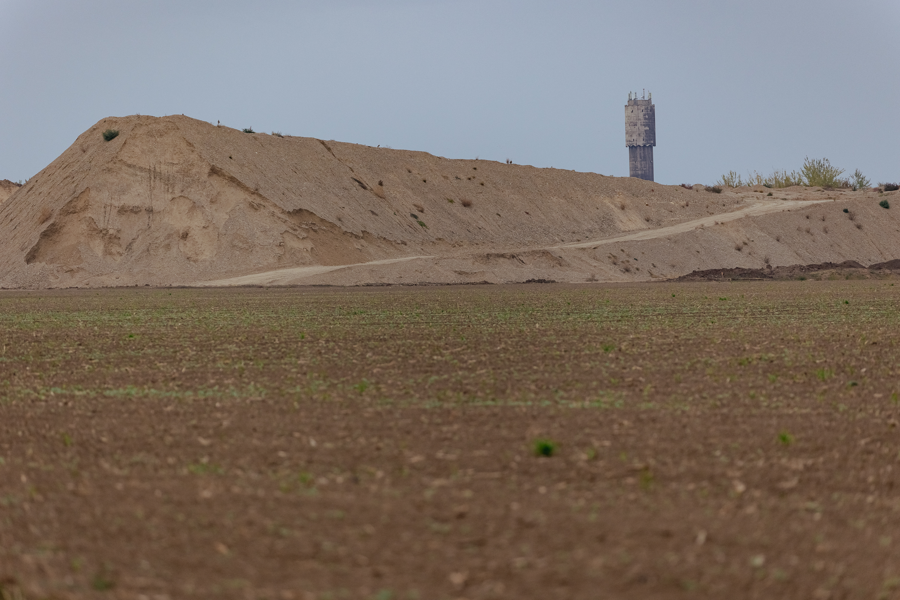 Cernobîlul de la Valea Călugărească, Prahova. Autoritățile și-au dat acordul pentru un mare depozit de gunoi lângă munții de deșeuri industriale. „Roșia Montană se mută la noi!”