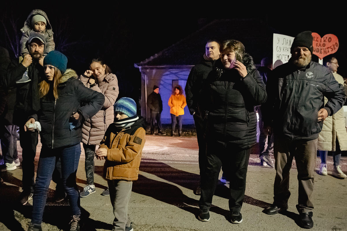 Cum protestează studenții sârbi prin marș și de ce strigă numele Laurei Kovesi