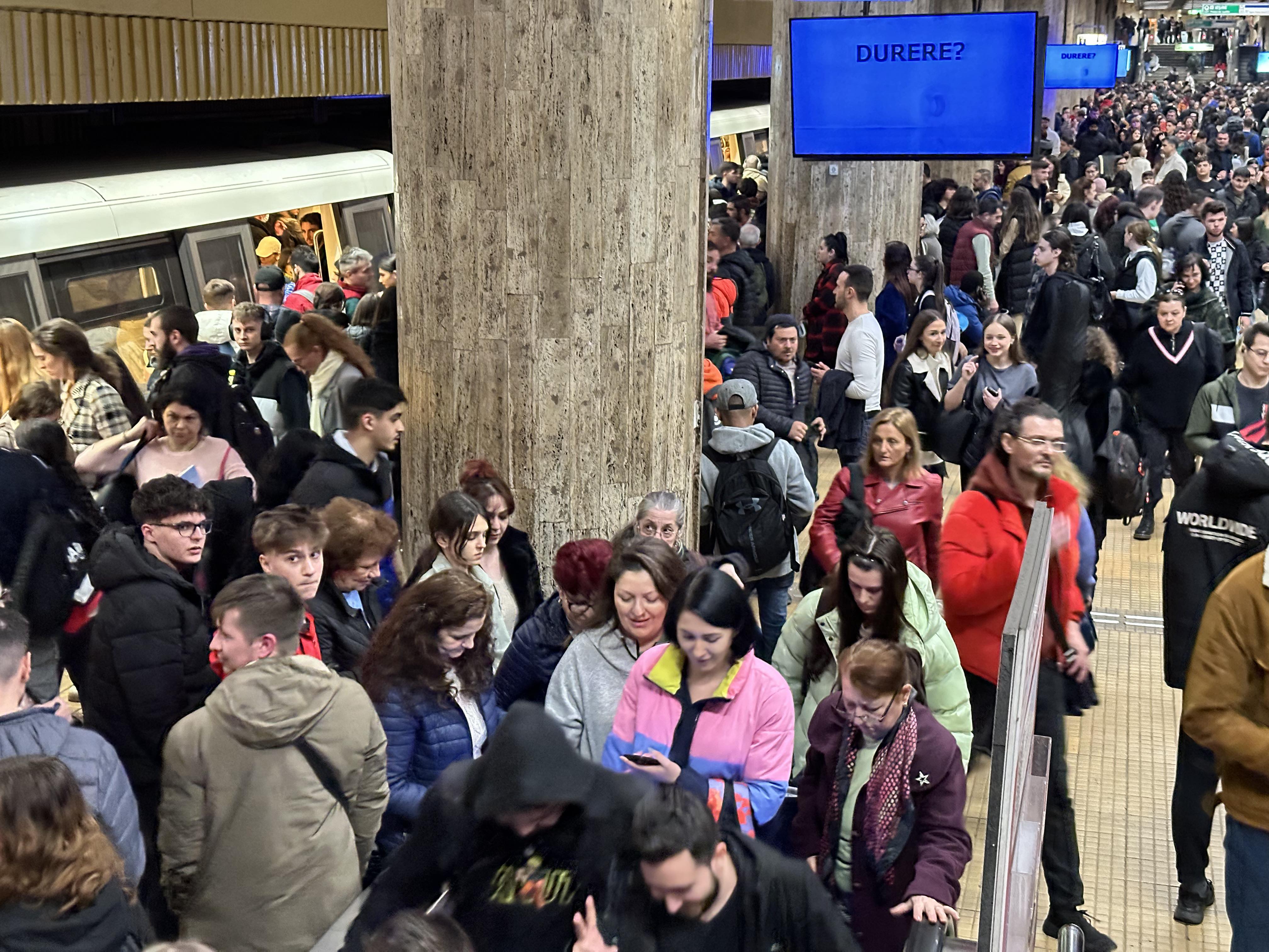 Haos la metrou pe magistralele 1 și 3, după ce două trenuri s-au tamponat în stația Timpuri Noi. Reacția Metrorex