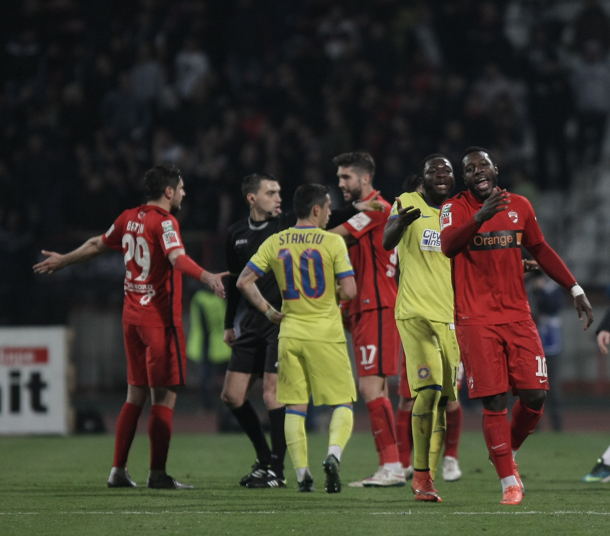 Liga 1, etapa 1, play-off: Dinamo - Steaua 1-1. Hamroun, dintr-un ofsaid puțin detectabil, a găsit plasa cu un șut la colțul lung. Ex-stelistul Bicfalvi a ridicat ”câinii” din Groapă și a egalat în final! Dramă Marica: s-a accidentat, iar Euro 2016 e tot mai departe! Dinamo, 11 meciuri fără eșec. Fiecare echipă a terminat jocul în 10 oameni / BLOG&FOTO