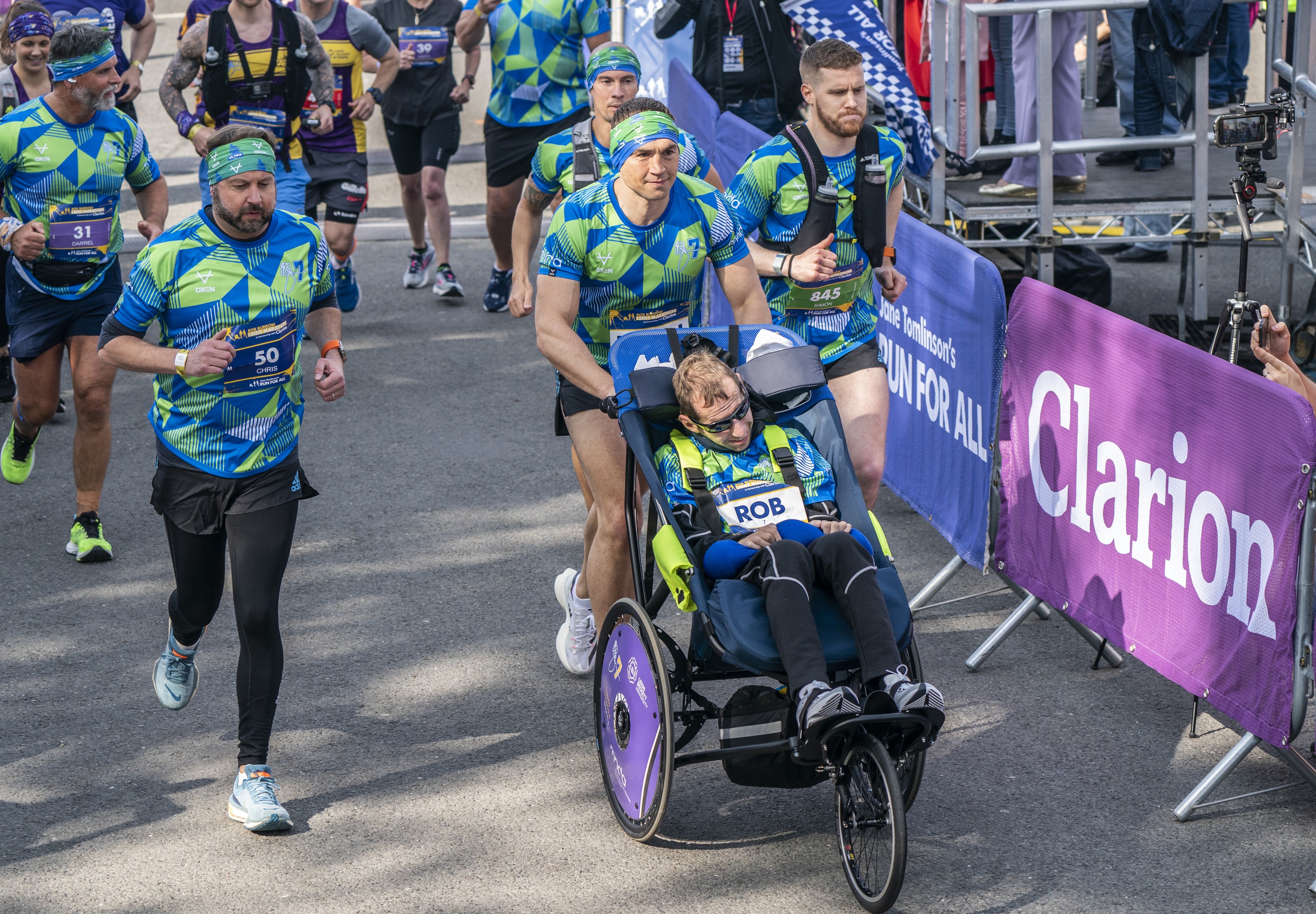 Momentul emoționant în care fostul mare jucător englez de rugby Rob Burrow, diagnosticat cu MND, este purtat pe brațe pe linia de sosire a maratonului din Leeds