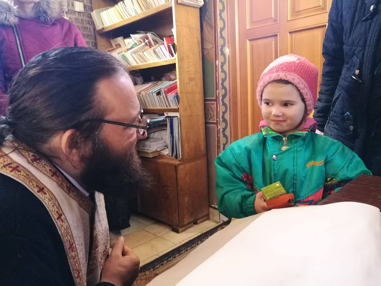Preotul Damaschin din Iași a dat pachete de Paște pentru 4.000 de copii din familii nevoiașe. „Ne-au ajutat oameni din țară și din străinătate, studenți care au renunțat la banii de buzunar, bunici care au dat din banii de înmormântare”