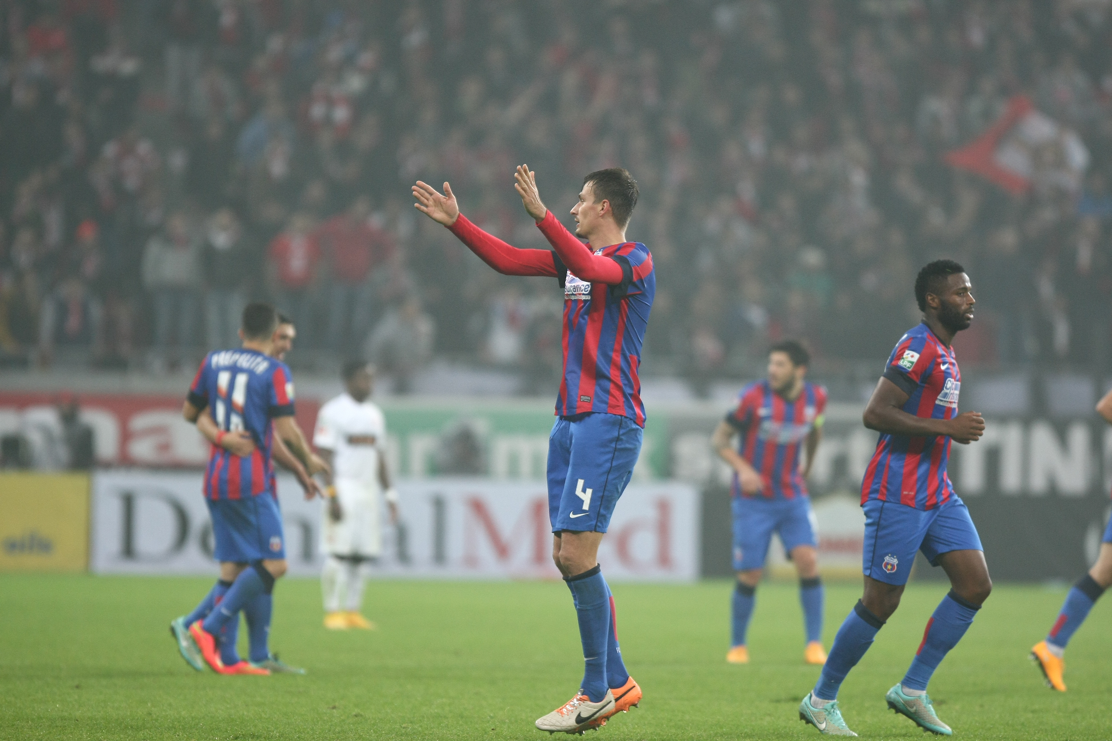 GALERIE FOTO&VIDEO/ DERBY-UL ROMÂNIEI, STEAUA - DINAMO 3-0. ^ Echipa din Ghencea i-a speriat pe ”câini” de Halloween! Szukala, Papp și Keșeru au înscris pentru roș-albaștri. Arlauskis și Bărboianu, loviți de petardele aruncate de suporteri. Băiatul lui Florentin Petre a debutat la Dinamo