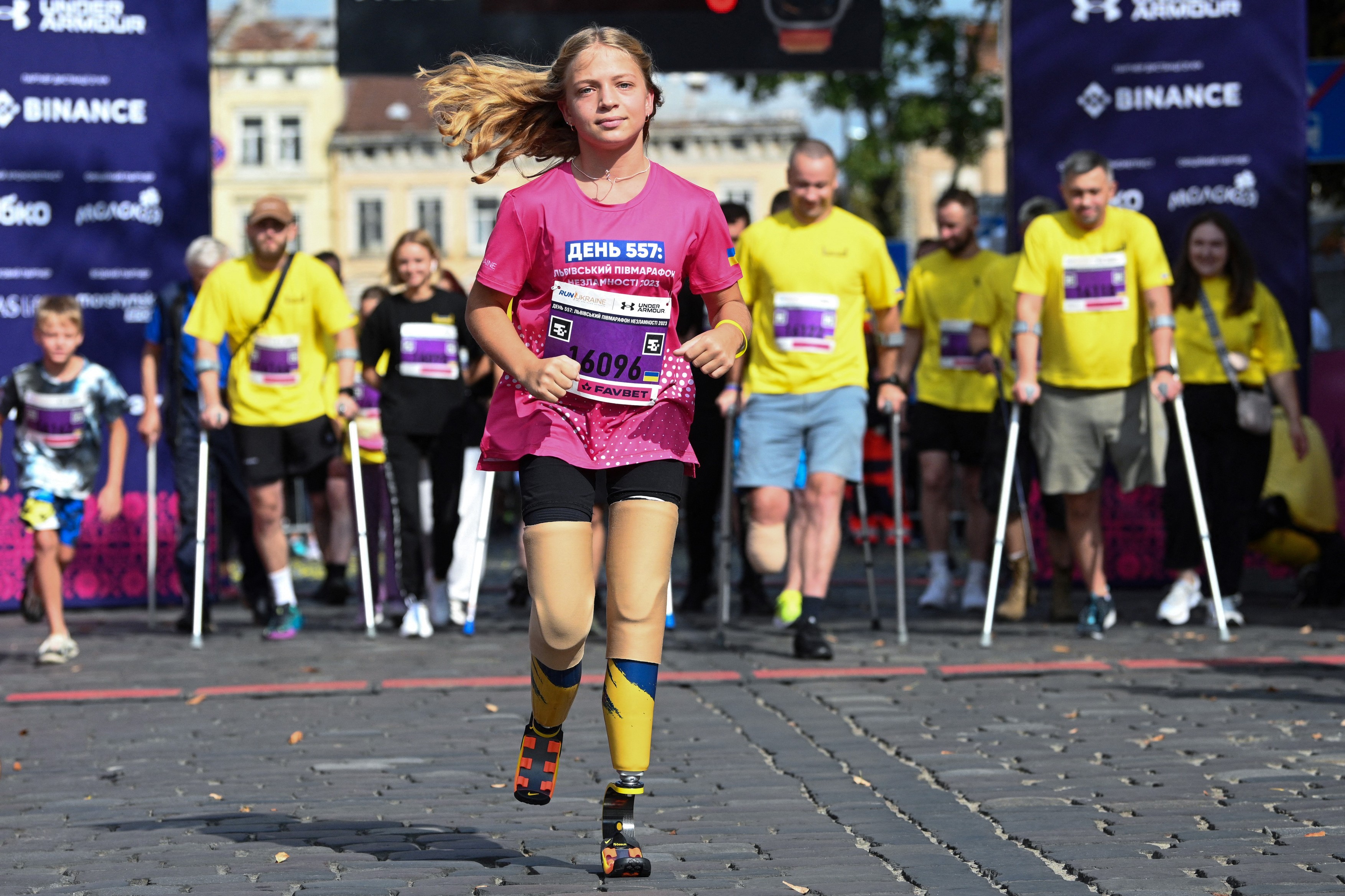 „Da! Și eu pot s-o fac!”. Iana, fata de 12 ani care și-a pierdut ambele picioare în atacul asupra gării din Kramatorsk, a alergat la un semimaraton | FOTO