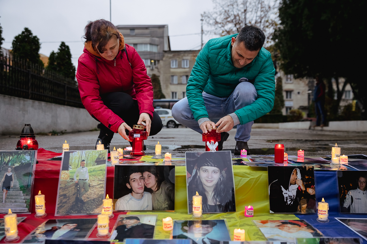 REPORTAJ. Victimele accidentelor auto au fost comemorate, la Bârlad, cu preot şi poliţişti: „Să nu mai avem asfalt însângerat!”