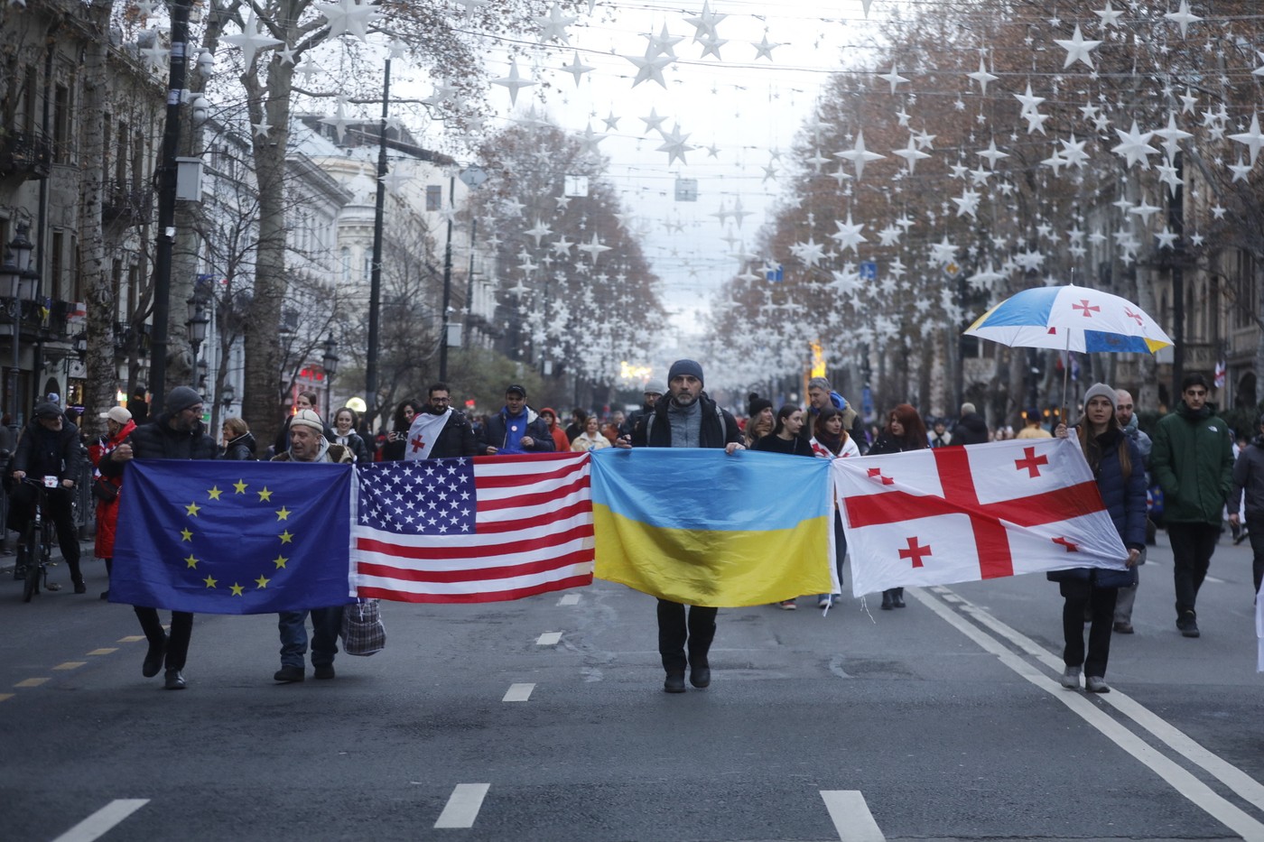 Mii de oameni au protestat în Georgia formând un lanț uman, la o lună după ce guvernul a amânat negocierile pentru aderarea la UE 