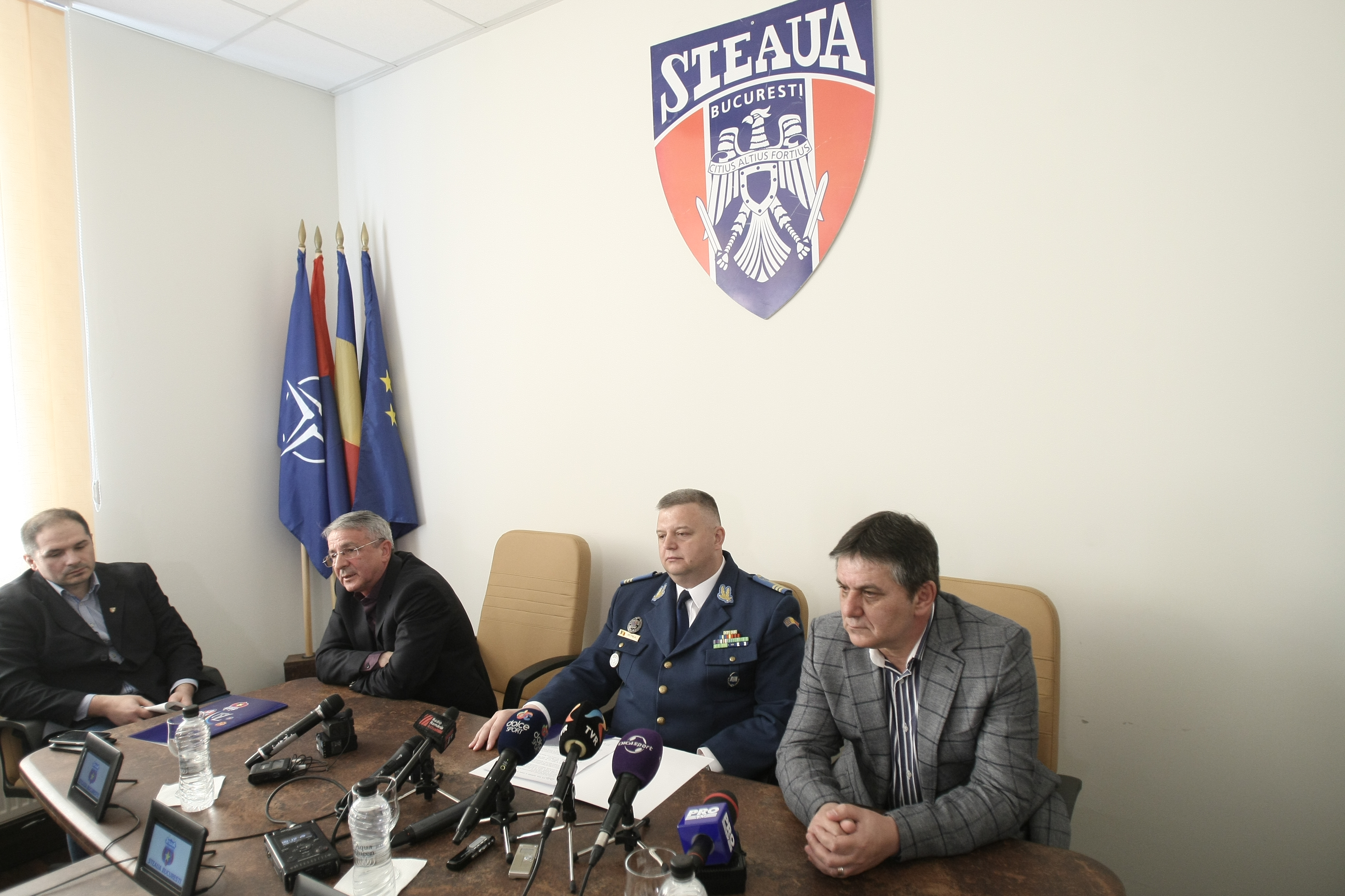 Marius Lăcătuș a ales: Ion Ion este noul antrenor al echipei CSA Steaua. ”Ozonel”, prezentat azi. Primele declarații: ”Palmaresul e la noi”. Reacția lui Gigi | FOTO