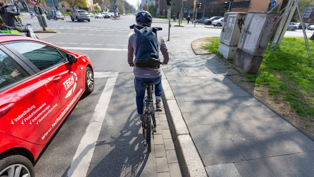 A kerékpárosok előzhetnek jobbról a közlekedési lámpánál?