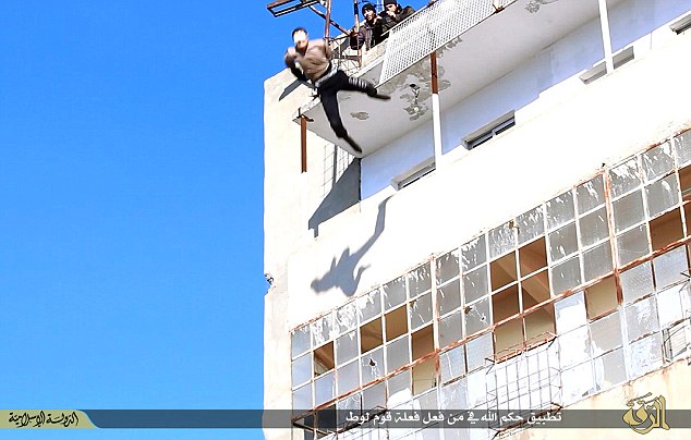 Un fost coleg al lui Ronaldo filmează CRIMELE temutului terorist Jihadi John / FOTO-ŞOC