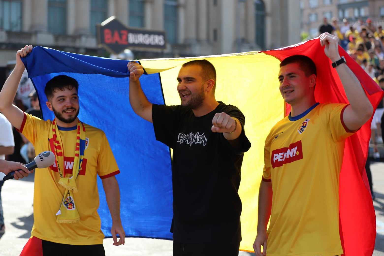 Sărbătoare și la București! Atmosferă incendiară în Piața Universității după ce tricolorii s-au calificat în optimi la Euro 2024
