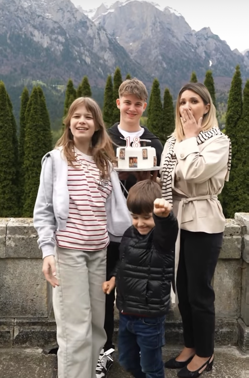 Fiul Elei Crăciun a împlinit 18 ani. Cum a fost surprins Alex de prieteni și familie. „Am plâns în hohote”