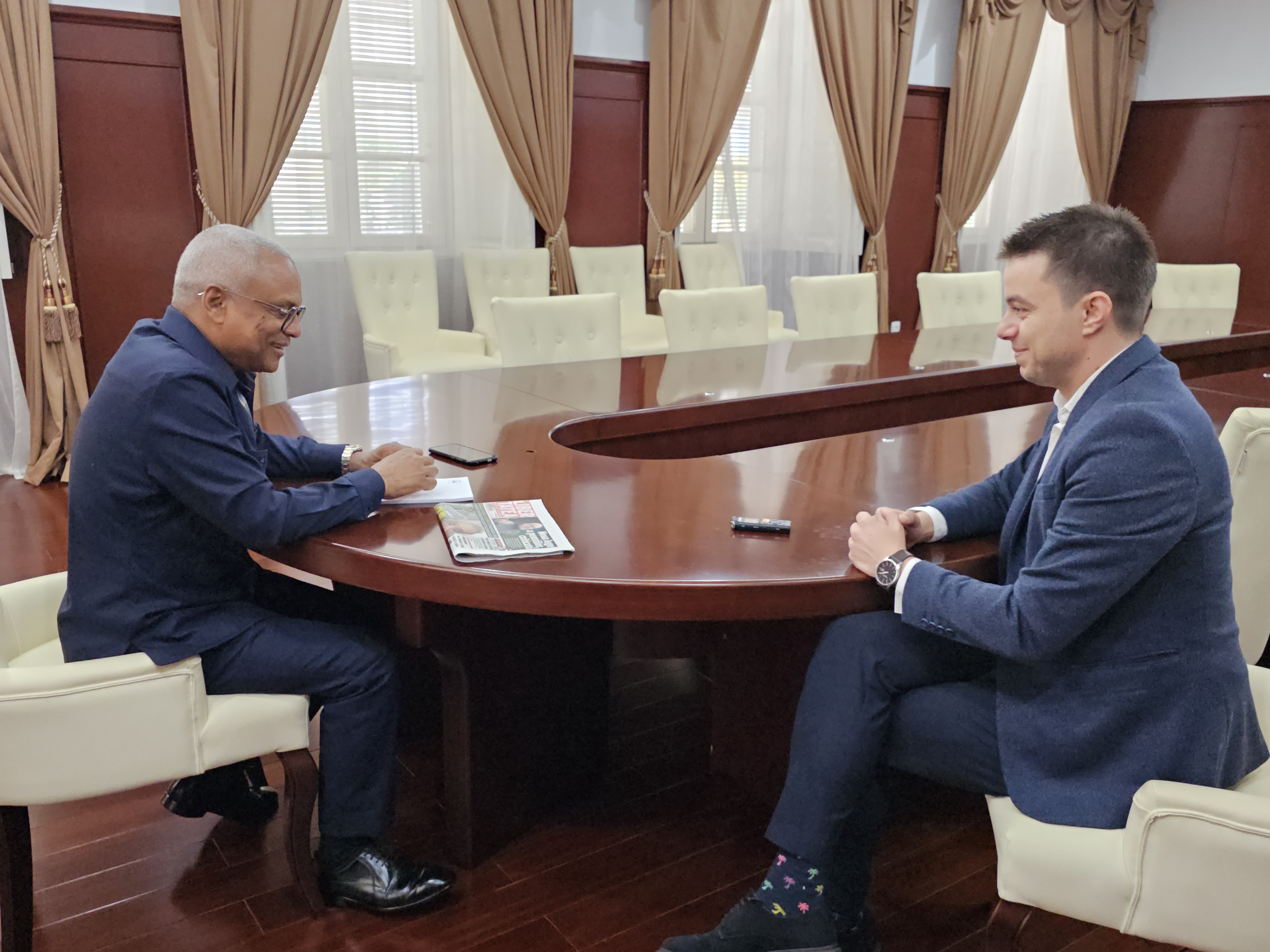 INTERVIU. Întrebat înaintea întâlnirii cu Klaus Iohannis dacă el și-ar face publice cheltuielile cu deplasările la cererea a 40.000 de oameni, José Maria Neves, preşedintele din Capul Verde, a răspuns: „Nu e nevoie de 40.000. Dacă o singură persoană îmi cere ceva, eu sunt obligat să răspund”