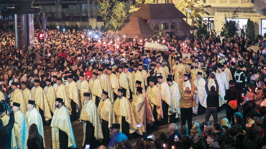 Peste 25.000 de oameni, la slujba de joi a pelerinajului de Sfânta Parascheva. Racla cu moaște, însoțită de militari pe Calea Sfinților