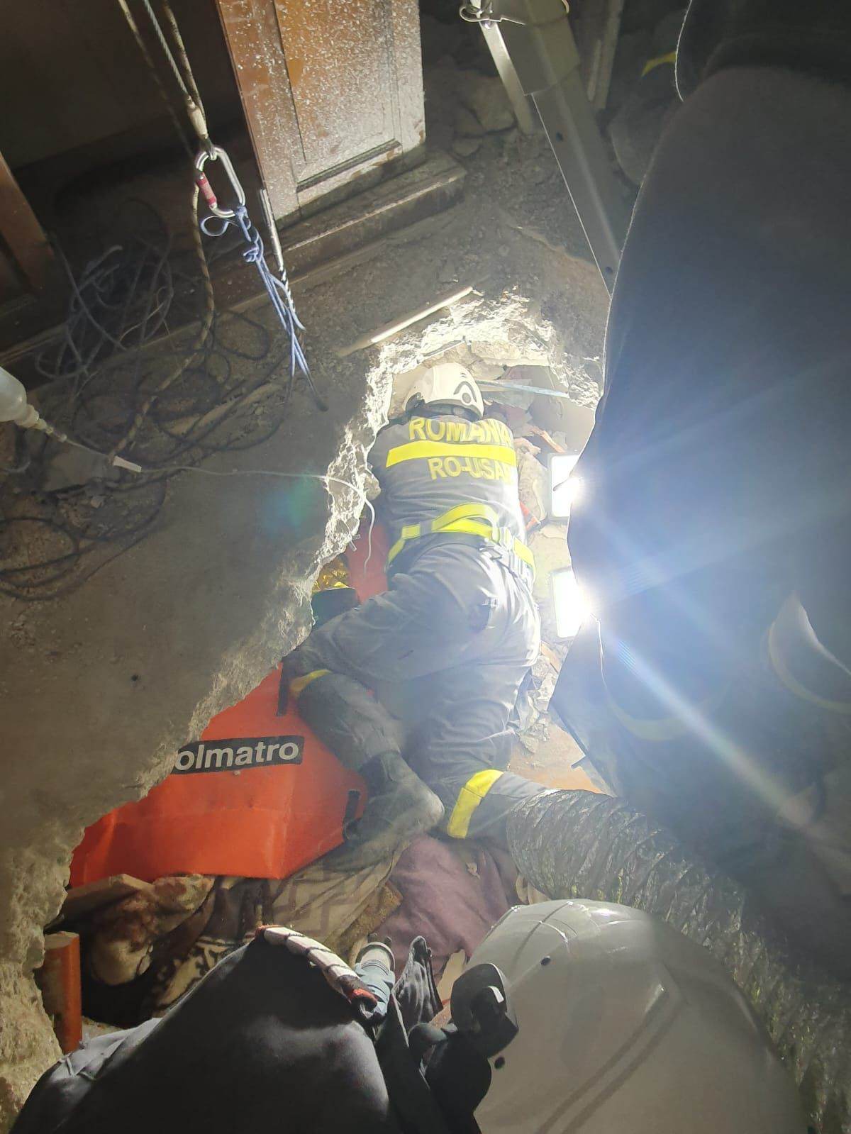 Adolescent de 16 ani, scos de sub dărâmături de salvatorii români trimiși în Turcia. Imagini cu intervenția