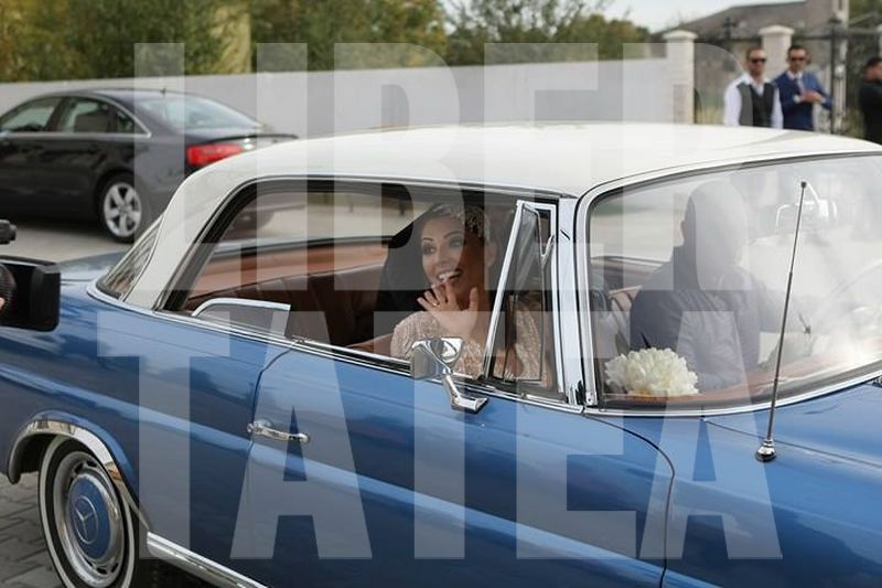 FOTO EXCLUSIV | Cum s-au îmbrăcat Ilinca Vandici și Andrei Neacșu la nunta lor. Ea, retro, el, trendy