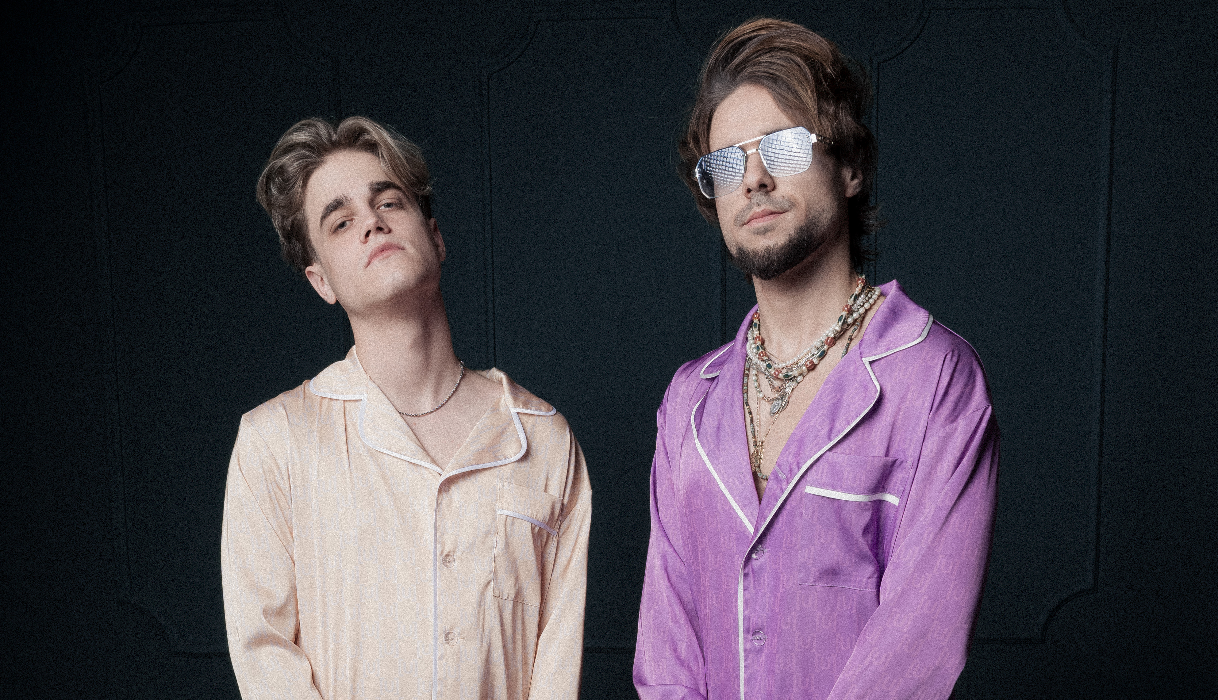 Diller Ákos és Szépréthy Roland az Unreal Industry limitált pizsamakollekciójának darabjait viselik