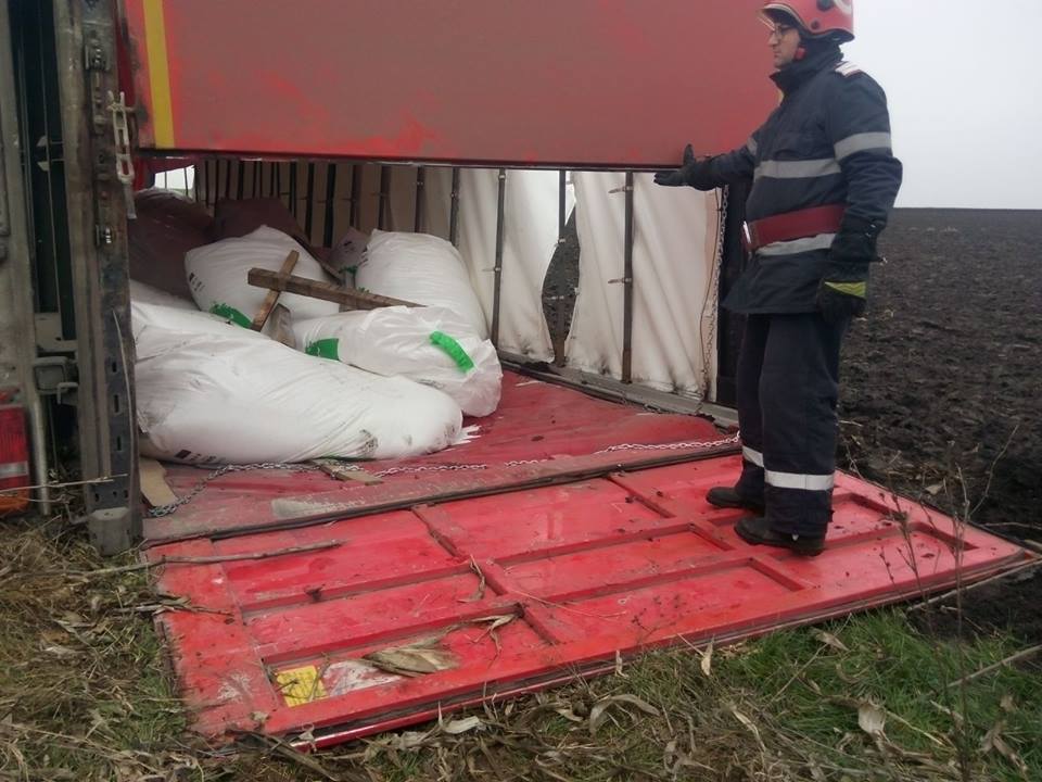 UPDATE: Un tir încărcat cu 24 de tone de azotat de amoniu s-a răsturnat în Buzău. Traficul în zonă a fost reluat | FOTO&VIDEO
