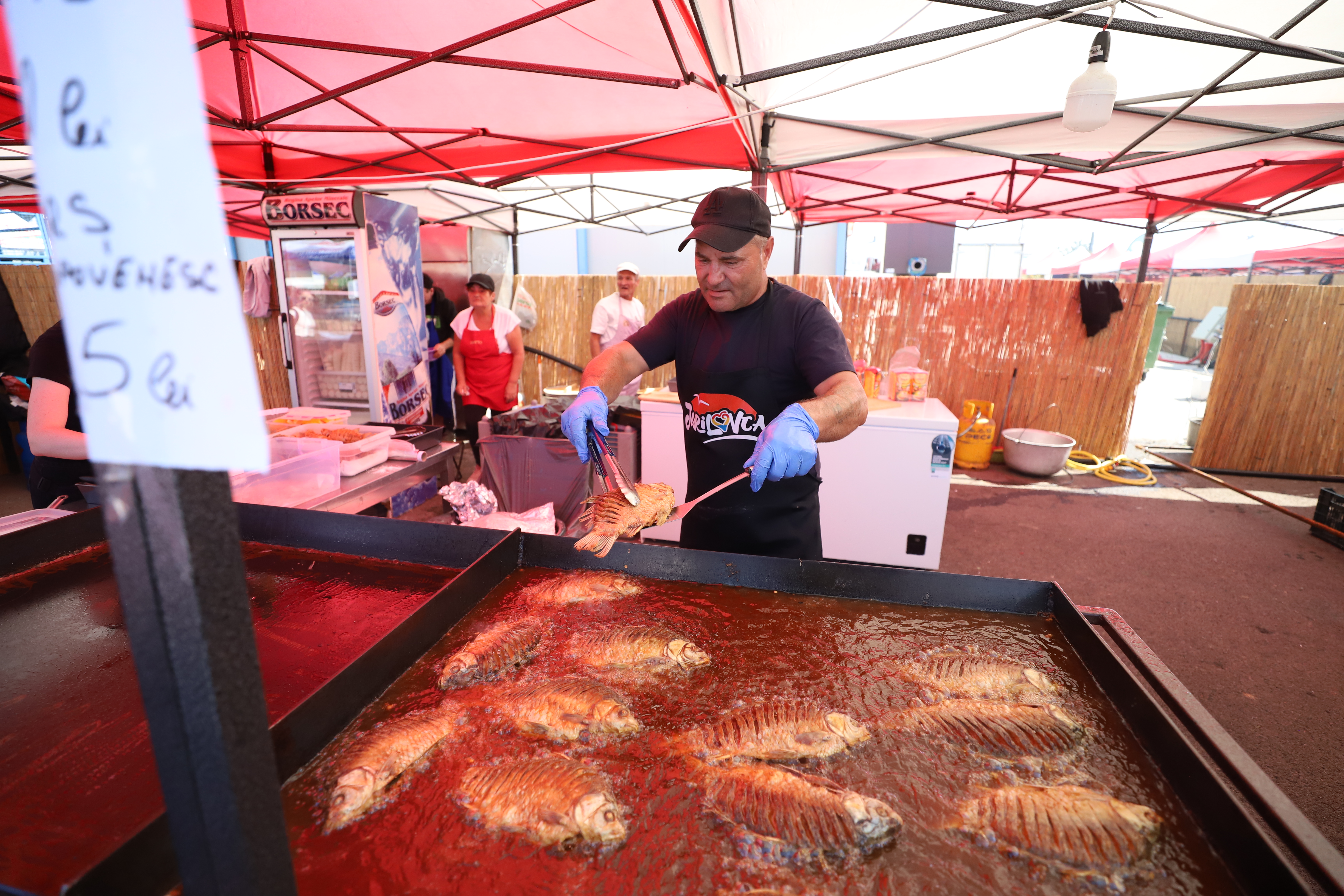 Secrete culinare de la Festivalul Borșului Lipovenesc din Jurilovca. Fără morcov, dar cu ardei și țicore de baltă: „Adevăratul gust îl dau oasele!” | FOTO REPORTAJ